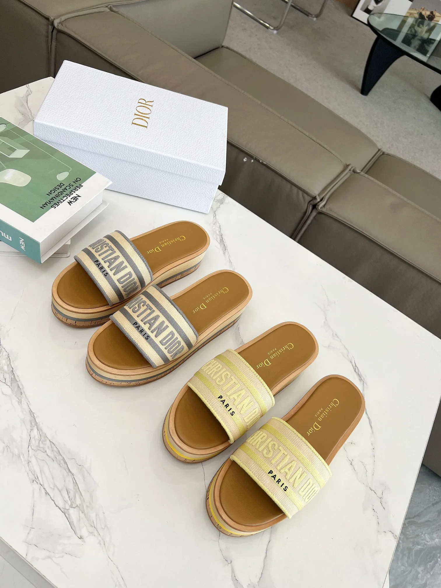 👟👟Ex-factory price 420👟👟 Dior's new spring and summer IVIETA DWAY jelly-colored flat-soled one-slip women's shoes with CD letter logo three-dimensional embroidery thick-soled round-toe open-toe slippers. The original version is developed to be the top version on the market. It feels soft and delicate on the feet and is extremely comfortable. Material: Upper imported raffia electric embroidery high-temperature water-soluble cotton technical fabric + water-dyed cowhide foot pad lining + original consistent combination outsole Outsole: original outsole Size: 35-42 (40.41.42 custom-made, non-refundable and non-exchangeable)